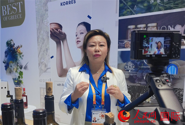希華集團聯(lián)合創(chuàng)始人兼總裁索菲亞女士接受采訪。人民網(wǎng) 殷韜攝
