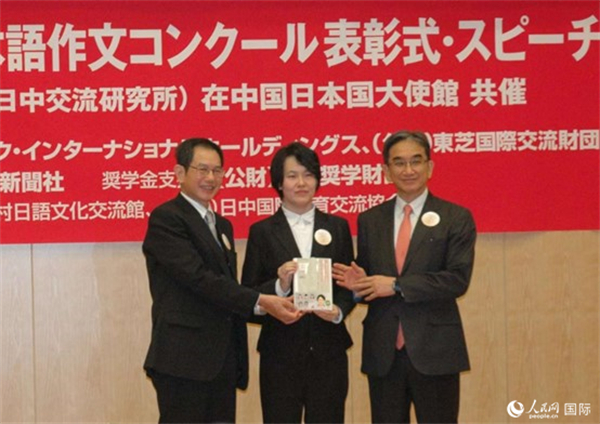 日本駐華大使垂秀夫（右一）、日本僑報社總編輯段躍中（左一）和趙志琳同學(xué)合影留念。人民網(wǎng)記者 陳建軍攝