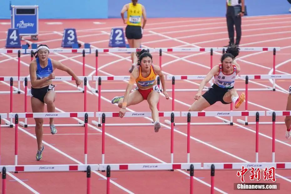 第一屆全國學(xué)生(青年)運動會田徑女子大學(xué)乙組100米欄決賽中，吳艷妮輕松奪冠。圖為吳艷妮在比賽中。陳冠言 攝
