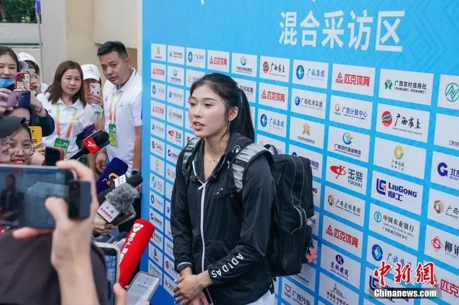 圖為吳艷妮在10日比賽結(jié)束后接受媒體采訪。陳冠言 攝