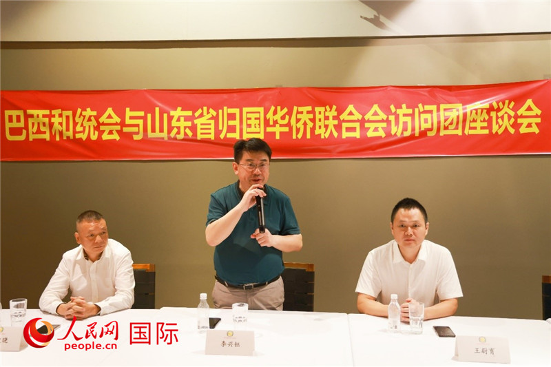 中國僑聯(lián)副主席、山東省僑聯(lián)主席李興鈺（中）在座談會上致辭。人民網(wǎng)記者 陳海琪攝
