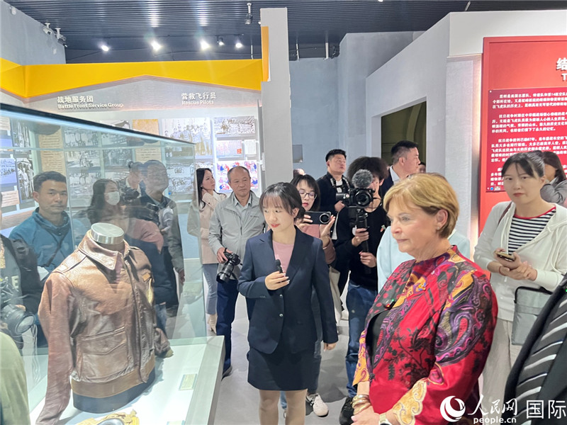 飛虎隊(duì)指揮官陳納德將軍外孫女嘉蘭惠（右）在參觀昆明市博物館展示的文物。人民網(wǎng) 趙瞳攝