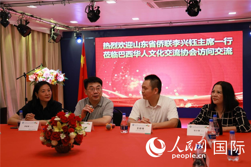 山東省僑聯(lián)主席李興鈺（左二）和與會僑領(lǐng)座談。人民網(wǎng)記者宋亦然攝