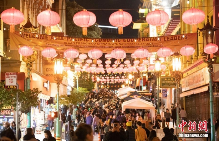 當(dāng)?shù)貢r(shí)間11月10日，美國舊金山唐人街夜市人頭攢動(dòng)。亞太經(jīng)合組織(APEC)第三十次領(lǐng)導(dǎo)人非正式會(huì)議將在舊金山舉行，當(dāng)?shù)靥迫私钟?jì)劃舉辦包括夜市在內(nèi)的多場活動(dòng)，以吸引與會(huì)者、游客和市民的光顧。<a target='_blank' href='/'><p  align=