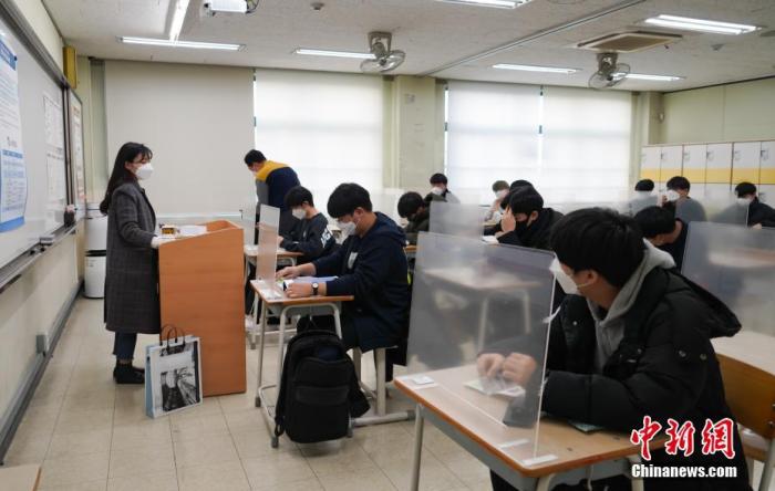 12月3日，延遲近一個(gè)月的韓國高考舉行。據(jù)韓國教育部消息，今年考生約49.34萬人，創(chuàng)歷史最低紀(jì)錄。圖為在首爾某考點(diǎn)內(nèi)，考桌上設(shè)有隔板。