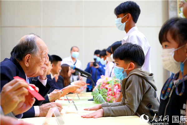 圖為獎(jiǎng)助學(xué)金頒發(fā)現(xiàn)場(chǎng)。人民網(wǎng)記者 白元琪攝