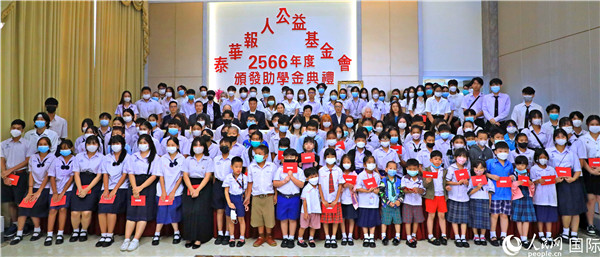 圖為出席嘉賓和現(xiàn)場(chǎng)獲獎(jiǎng)學(xué)生合影留念。人民網(wǎng)記者 白元琪攝