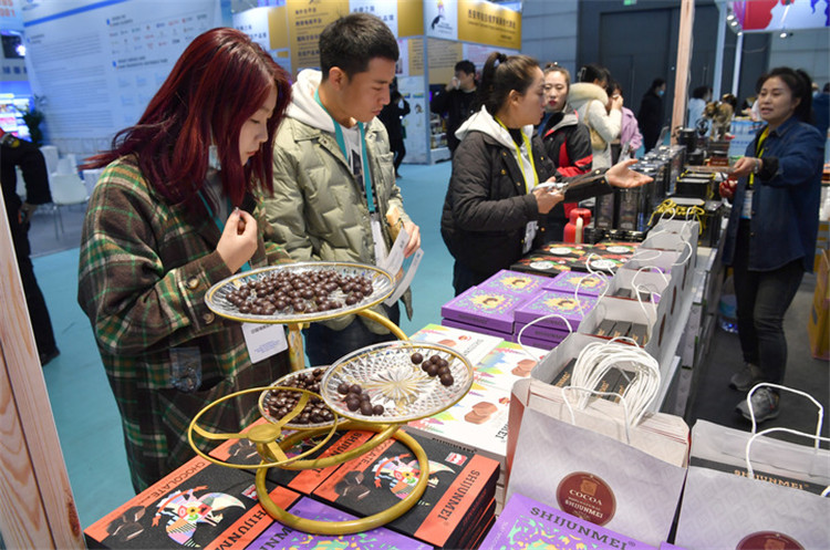 11月16日，觀眾在第七屆絲博會(huì)印度尼西亞展位上參觀選購食品。新華社記者 邵瑞 攝