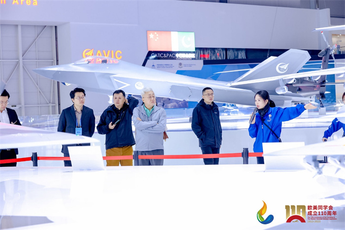參會嘉賓和留學(xué)歸國人員參觀珠海太空中心。主辦方供圖