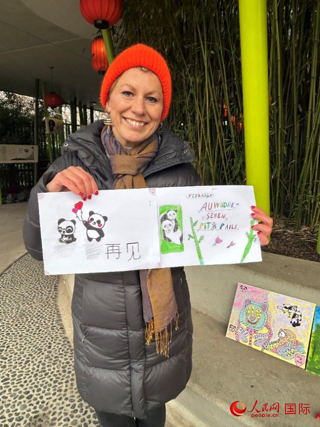 桑德拉和德國小朋友們的作品。右圖寫著“祝福好運，再見 Pit和Paule（“夢想”“夢圓”的德語名字）”。人民網(wǎng)記者 徐馨攝