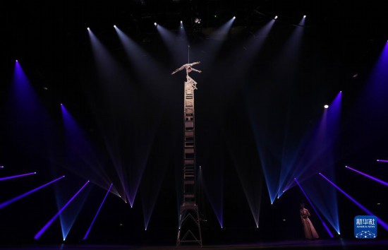12月8日，演員在法國巴黎舉行的中國雜技“奇妙之夜”演出上表演《高椅》。新華社記者 高靜 攝