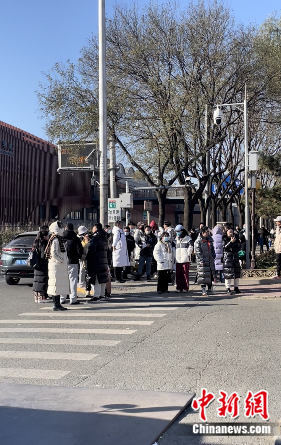 不少家長和老師在考場外等候。袁秀月 攝