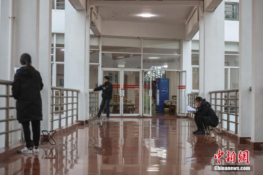 資料圖：幾位考研學(xué)生在南昌大學(xué)教學(xué)樓的天橋上復(fù)習(xí)備考。劉力鑫 攝