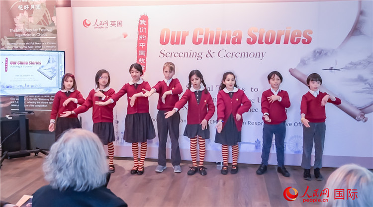肯辛頓韋德預(yù)備學(xué)校小學(xué)生表演。人民網(wǎng) 郭錦標(biāo)攝