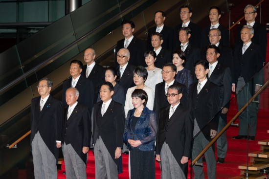 9月13日，日本首相岸田文雄（前排中）在東京的首相官邸率閣僚合影。新華社記者張笑宇攝