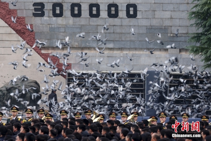 12月13日是第十個南京大屠殺死難者國家公祭日。當(dāng)天上午，南京大屠殺死難者國家公祭儀式在侵華日軍南京大屠殺遇難同胞紀(jì)念館舉行。圖為國家公祭儀式現(xiàn)場。<a target='_blank' href='/'><p  align=