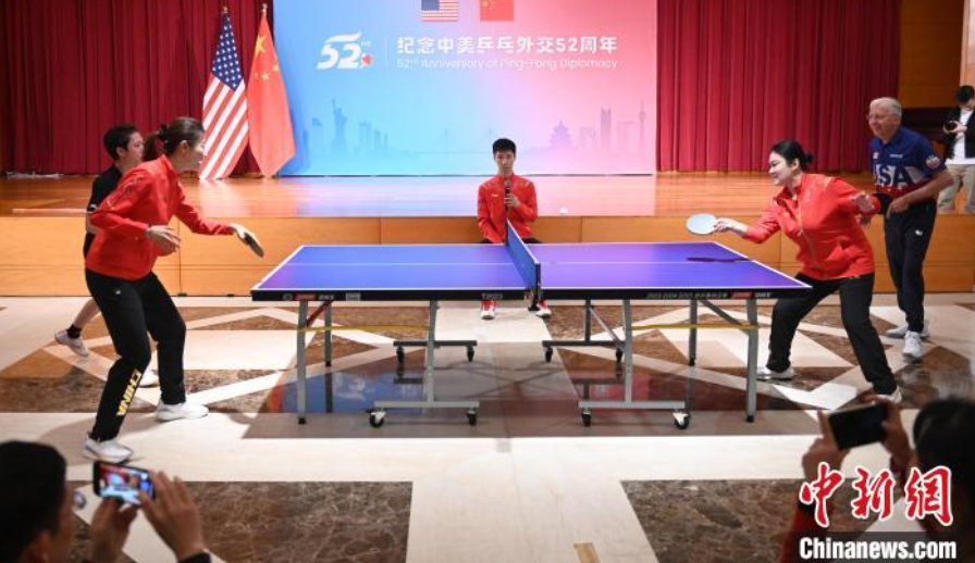 當?shù)貢r間12月13日，中國駐美使館在華盛頓舉辦慶祝活動紀念中美乒乓外交52周年。圖為丁寧、劉偉、戴爾等中美運動員上演混雙表演賽。中新社記者 陳孟統(tǒng) 攝