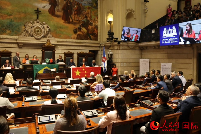 當(dāng)?shù)貢r間12月15日晚，巴西里約熱內(nèi)盧市議會在議會大廳舉行隆重儀式，向一批為推動巴西和中國友好合作做出突出貢獻的機構(gòu)、團體和個人授予“杰出貢獻獎”。人民網(wǎng)記者 時元皓攝