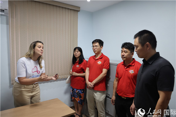 王尉育等人參觀并了解協(xié)會活動場所及設(shè)施。人民網(wǎng)記者 時元皓攝