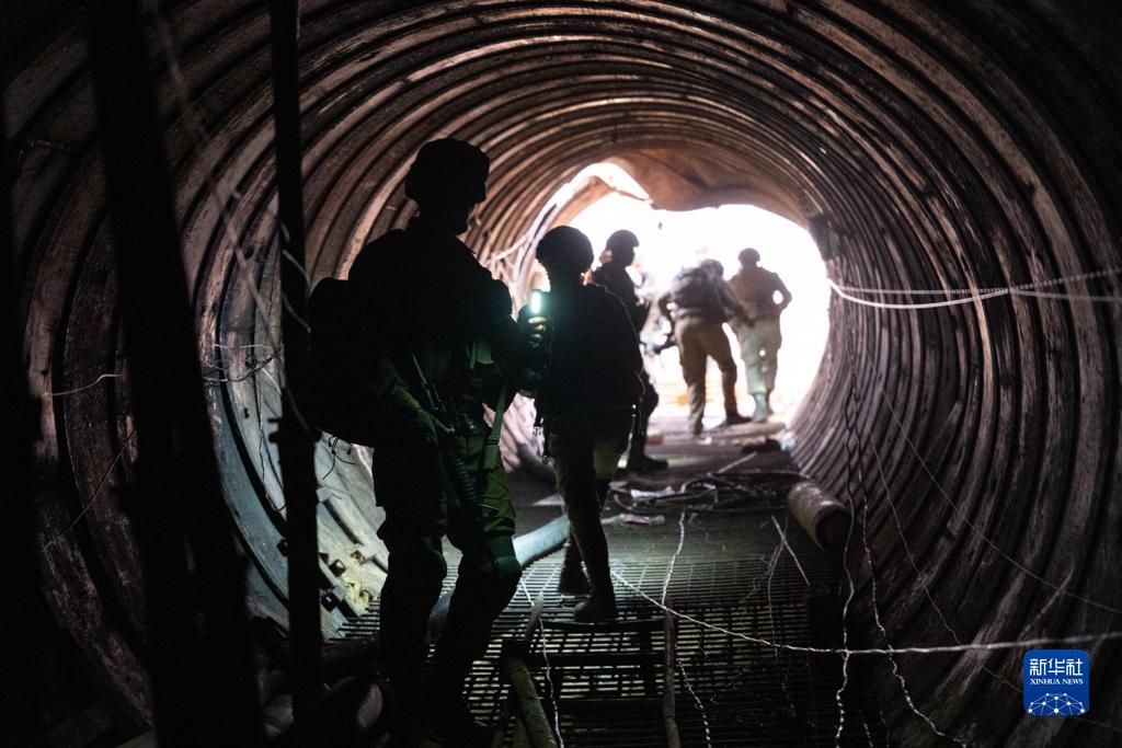 這張以色列國防軍12月17日發(fā)布的照片顯示，以軍地面部隊在加沙地帶發(fā)現(xiàn)一處大型地下隧道。新華社發(fā)