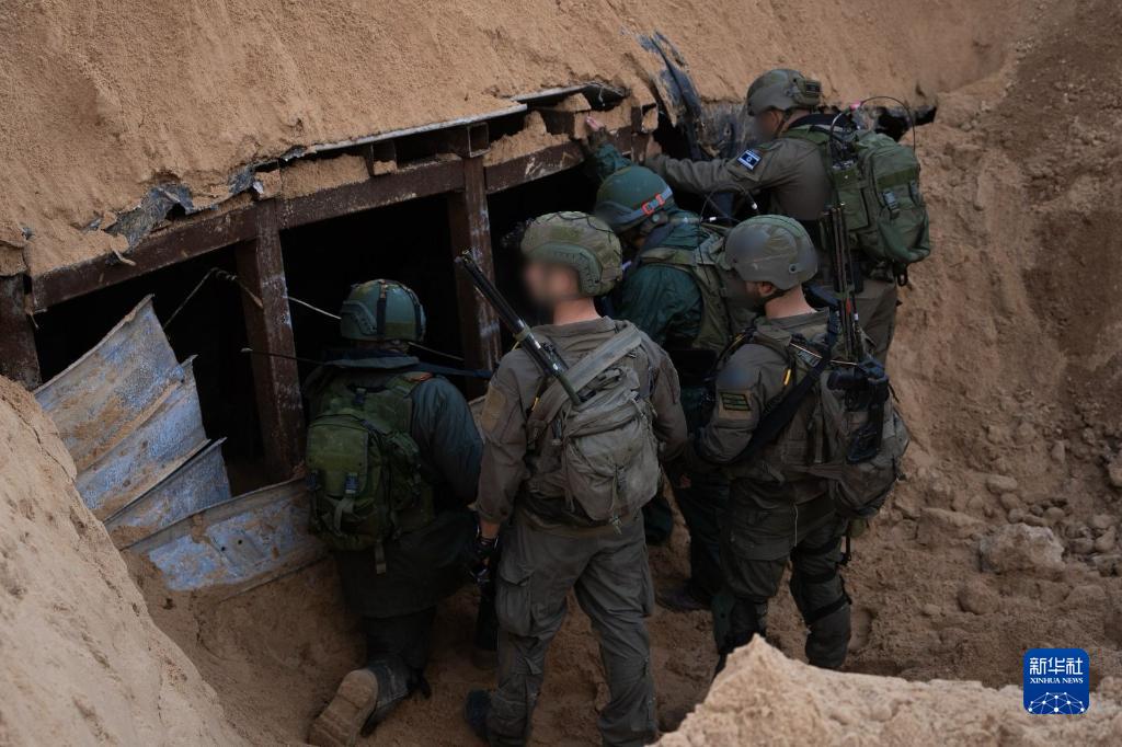 這張以色列國防軍12月17日發(fā)布的照片顯示，以軍地面部隊在加沙地帶發(fā)現(xiàn)一處大型地下隧道。新華社發(fā)
