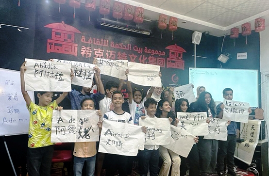 學(xué)著用中文書(shū)寫(xiě)自己姓名的埃及兒童們。埃及?？诉~特文化集團(tuán)供圖
