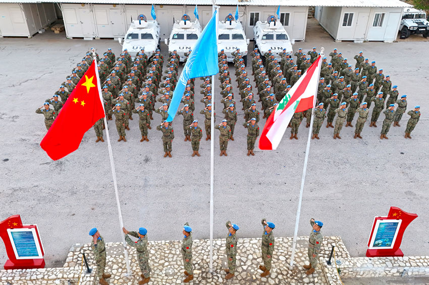 1月1日，中國(guó)第22批赴黎巴嫩維和官兵們舉行升旗儀式。胡光明攝