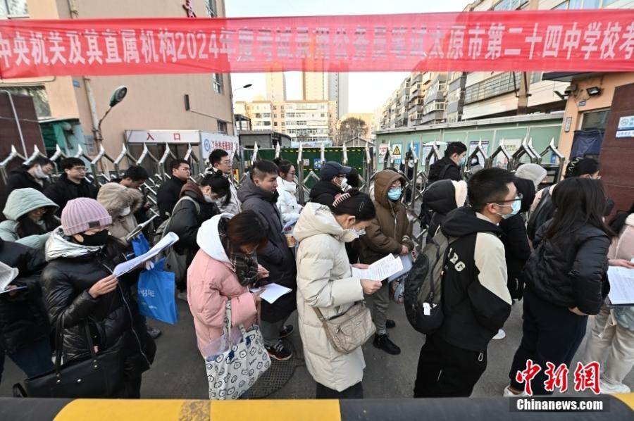 2023年11月26日，山西省太原市，考生步入考場(chǎng)。當(dāng)日，中央機(jī)關(guān)及其直屬機(jī)構(gòu)2024年度考試錄用公務(wù)員公共科目筆試開考。<a target='_blank' href='/'><p  align=