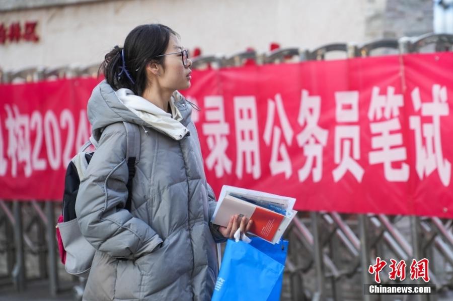 2023年11月26日，山西省太原市，考生步入考場(chǎng)。當(dāng)日，中央機(jī)關(guān)及其直屬機(jī)構(gòu)2024年度考試錄用公務(wù)員公共科目筆試舉行。<a target='_blank' href='/'><p  align=