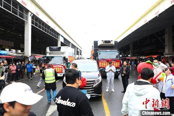運(yùn)載蔓越莓車隊(duì)前，不少民眾正在圍觀打卡。 王偉臣 攝