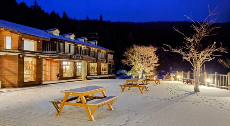 位在宜蘭縣內(nèi)的太平山森林游樂(lè)區(qū)23日凌晨開始下雪，園區(qū)翠峰山屋前一片雪白。圖片來(lái)源：臺(tái)灣“中央社”。