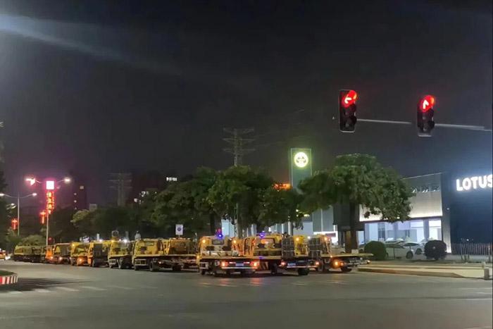 有多輛拖車出現(xiàn)在東莞寮步汽車城門口。視頻截圖