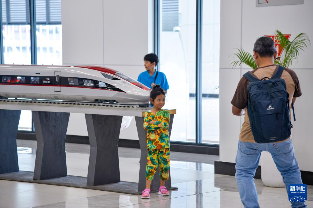 1月24日，在印度尼西亞雅加達(dá)哈利姆站候車(chē)大廳，一名小朋友和雅萬(wàn)高鐵高速動(dòng)車(chē)組模型合影。新華社記者 徐欽 攝