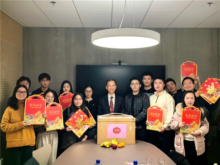 中國駐瑞典大使崔愛民看望慰問瑞典隆德大學(xué)中國留學(xué)生。中國駐瑞典大使館供圖