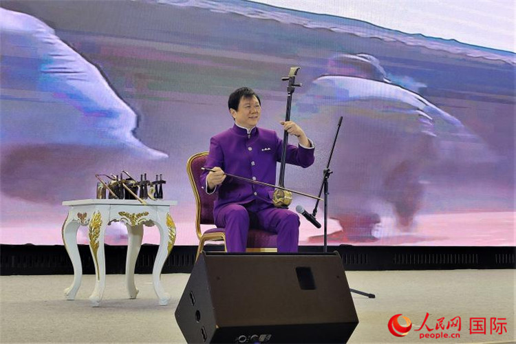 二胡演奏家、國家一級(jí)演員王之輝演奏《新春樂》。人民網(wǎng)記者 于宏建攝