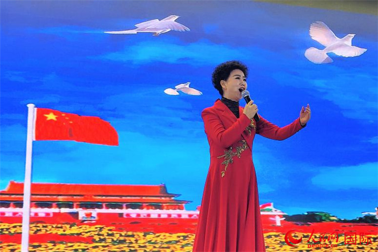 女高音歌唱家、國家一級(jí)演員江如虹演唱《我愛你中國》。人民網(wǎng)記者 于宏建攝