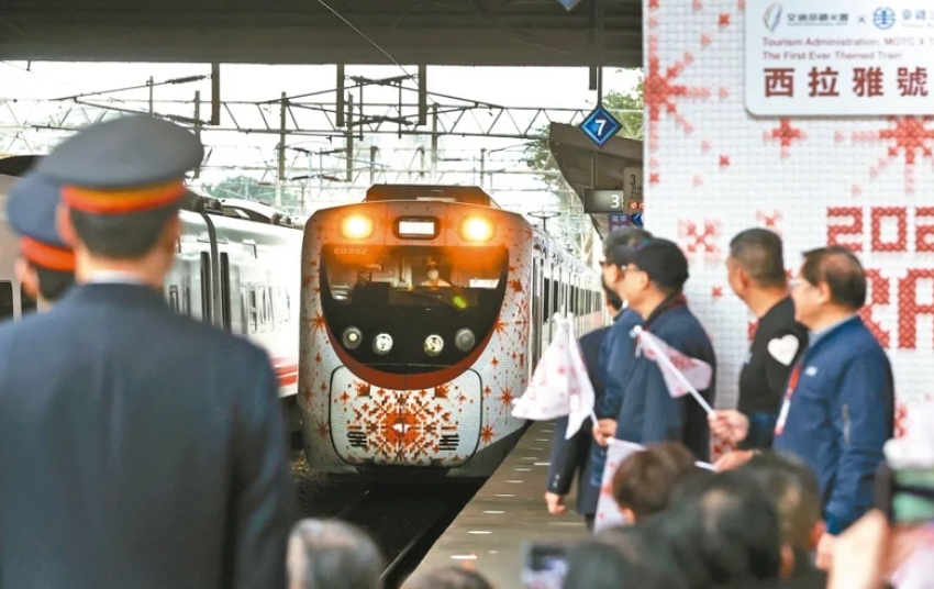 圖為彩繪列車“SIRAYA西拉雅號”。圖片來源：臺灣《聯(lián)合報》侯永全攝