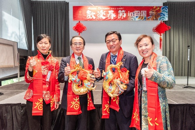 向池田知事、大西市長(zhǎng)贈(zèng)送“歡樂春節(jié)“吉祥龍。從左到右為魏有美副總領(lǐng)事、池田豊人知事、大西秀人市長(zhǎng)、馬曉琛主任。中國(guó)駐大阪旅游辦事處供圖