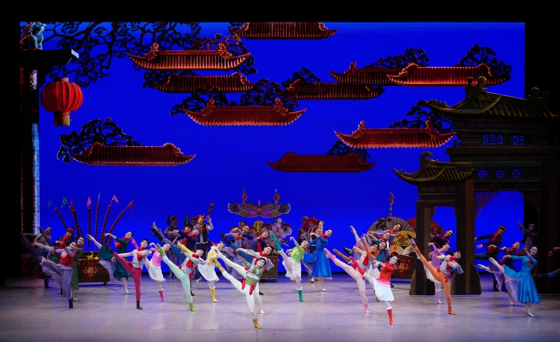 1月26日晚，中央芭蕾舞團(tuán)賀歲芭蕾舞劇《過年》作為開幕演出，亮相阿布扎比國際藝術(shù)節(jié)，圖為劇照。中央芭蕾舞團(tuán)供圖