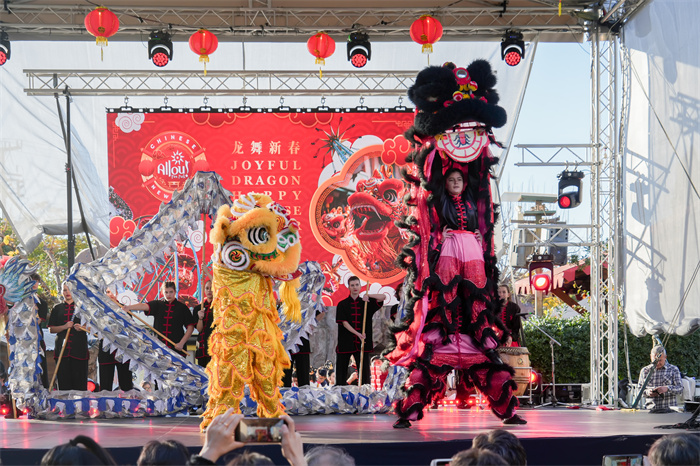 中國(guó)駐希臘大使館大使肖軍正與希方嘉賓為舞龍點(diǎn)睛。     希臘小朋友進(jìn)行舞龍舞獅表演?！吨邢r(shí)報(bào)》供圖