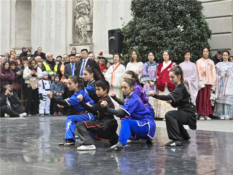 當?shù)匚湫g學院進行武術表演。張錫琪攝