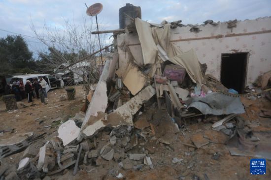 2月5日，在加沙地帶南部城市拉法，人們查看以軍空襲后的建筑廢墟。新華社發(fā)（哈立德·奧馬爾攝）