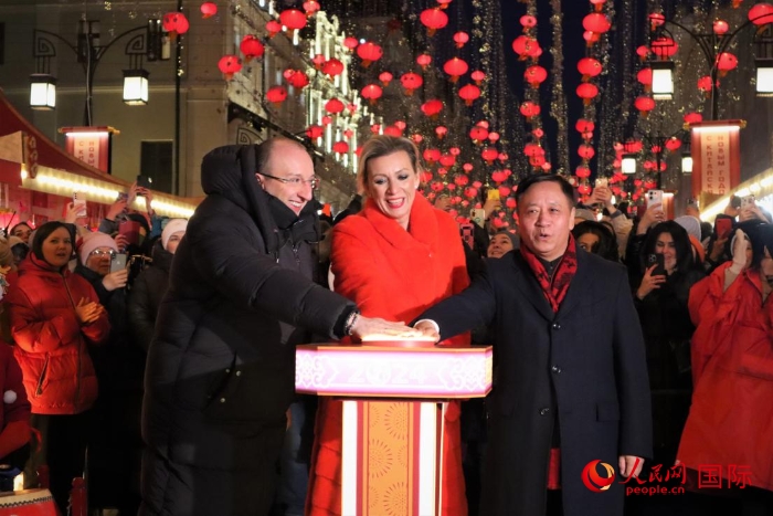張漢暉、扎哈羅娃、科茲洛夫（從右至左）共同按下活動啟動按鈕。于子恒攝