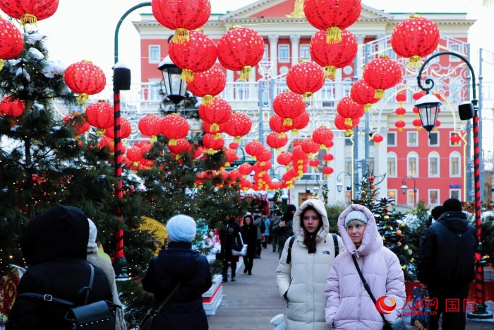 俄羅斯民眾在活動現(xiàn)場參觀游玩。人民網(wǎng)記者 隋鑫攝