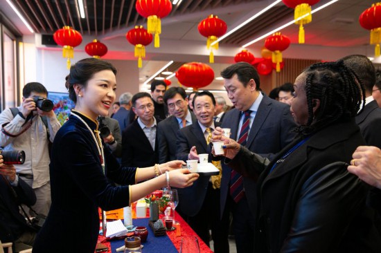 2月2日，人們?cè)谖挥谝獯罄_馬的聯(lián)合國糧農(nóng)組織總部體驗(yàn)中國茶藝。新華社記者李京攝
