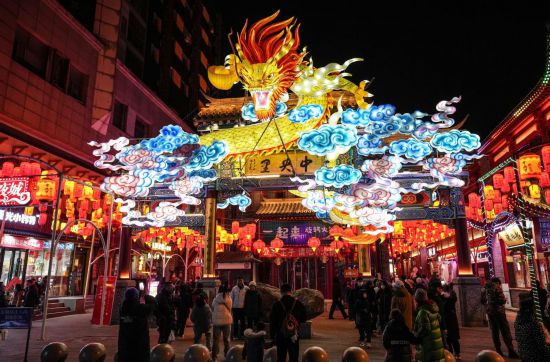 2月11日，游客在沈陽中街游覽。春節(jié)期間，各地?zé)艋痂?、火樹銀花，呈現(xiàn)出一幕幕流光溢彩的視覺盛宴。（新華社記者潘昱龍攝）