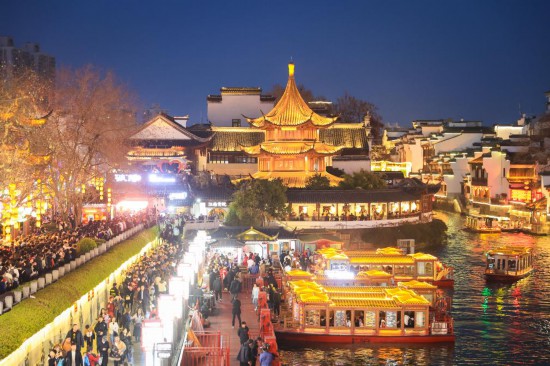 2月14日，游客在南京夫子廟景區(qū)賞燈游玩。（新華社發(fā)，蘇陽攝）