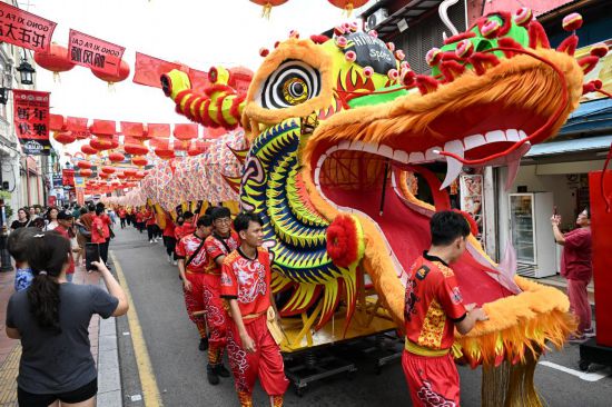 2月1日，由馬來(lái)西亞和中國(guó)的100多名青少年組成的舞龍隊(duì)在馬來(lái)西亞馬六甲市雞場(chǎng)街上共舞一條近200米的“長(zhǎng)龍”。這是活動(dòng)現(xiàn)場(chǎng)的“長(zhǎng)龍”。新華社記者程一恒攝