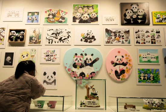 2月20日，一位小朋友在看“福寶”家族的創(chuàng)意作品。新華社記者姚琪琳攝