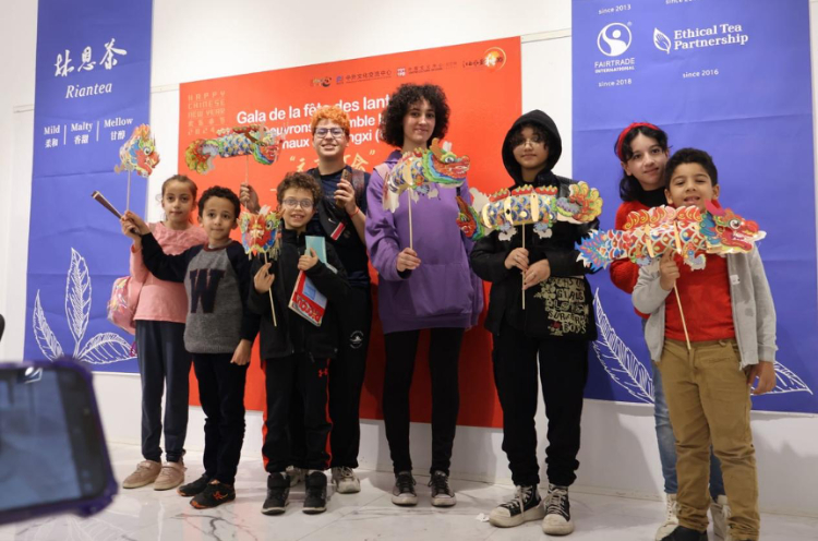 孩子們拿著元宵彩燈合影。拉巴特中國(guó)文化中心供圖